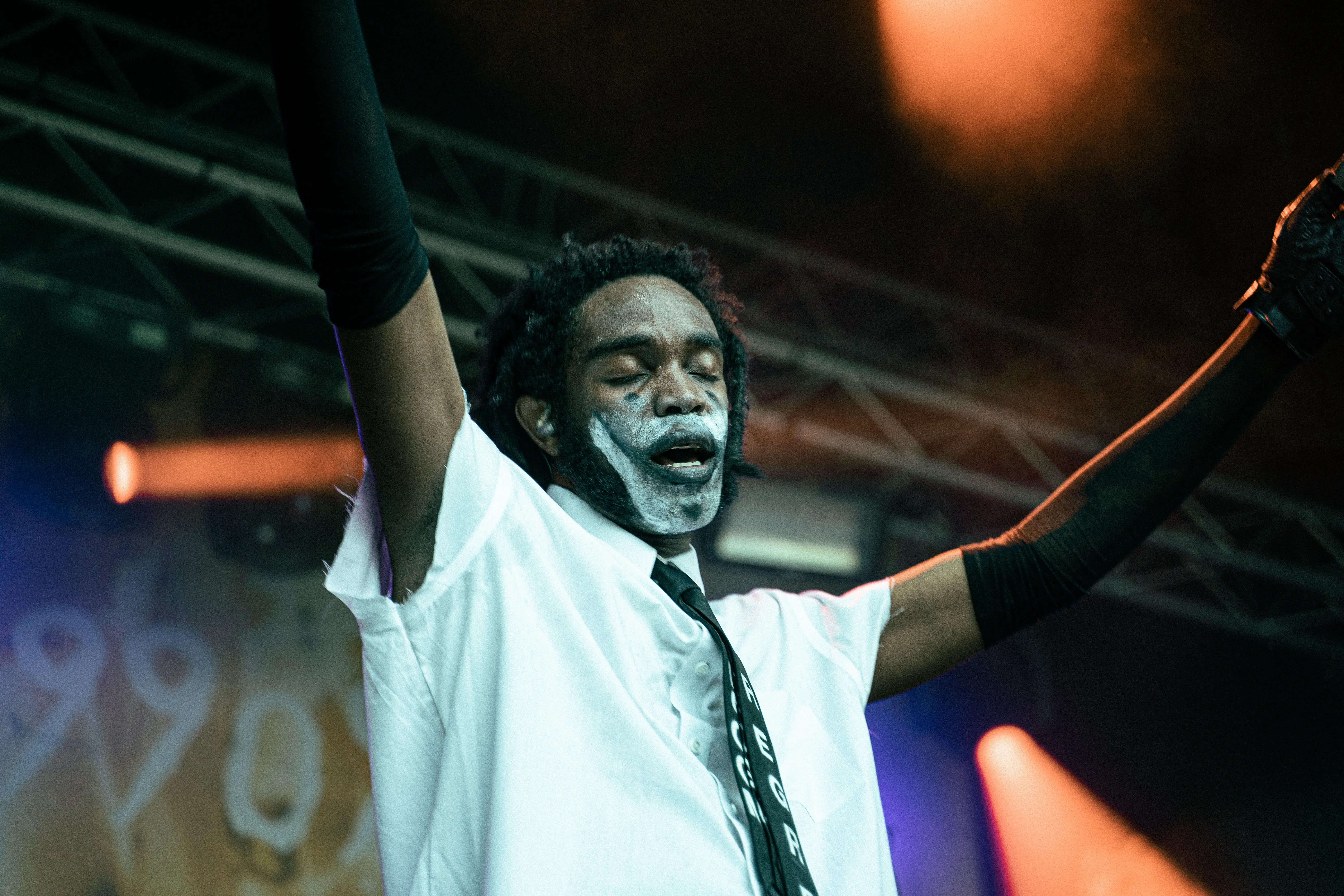 Photographie du groupe Ho99o9 lors du concert à l'Abyss Festival.